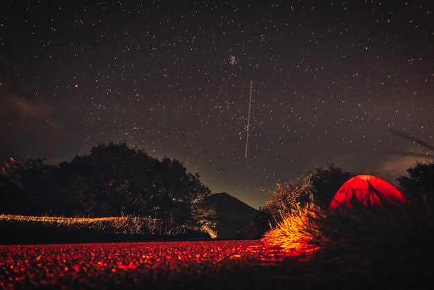 Foto mtfuji e o céu estrelado visto do lago motosu