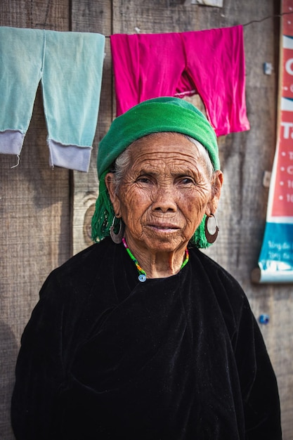 Mu Kan Chai Vietnam 09262017 Retrato de una anciana vietnamita con una bufanda verde