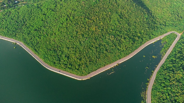 Muak Lek Stausee in Saraburi aus der Vogelperspektive Schöne unsichtbare Natur am Muak Lek Damm mit Fahrbahn daneben mit Wasser und Baumhügel