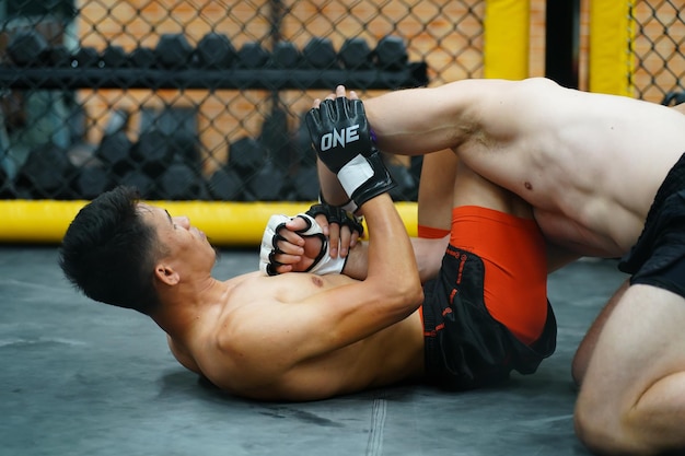 Muay Thai A arte marcial da Tailândia Boxer praticando boxe e ginásio e lutando contra o rival