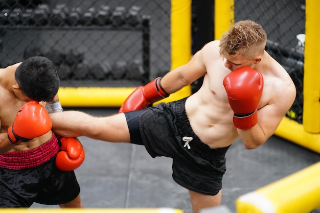 Muay Thai A arte marcial da Tailândia Boxer praticando boxe e ginásio e lutando contra o rival