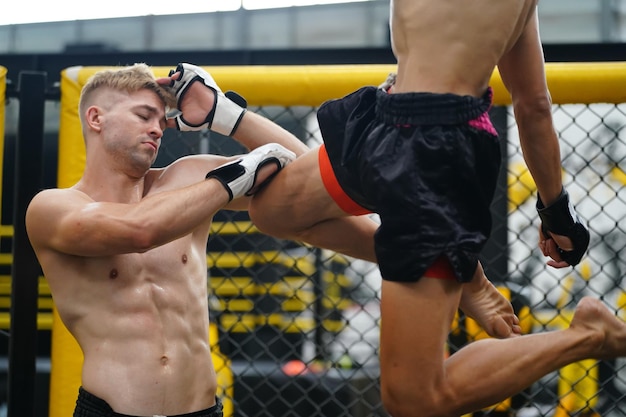 Foto muay thai a arte marcial da tailândia boxer praticando boxe e ginásio e lutando contra o rival