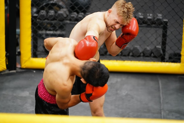 Muay Thai El arte marcial de Tailandia Boxer practicando boxeo y gimnasia y luchando contra rival