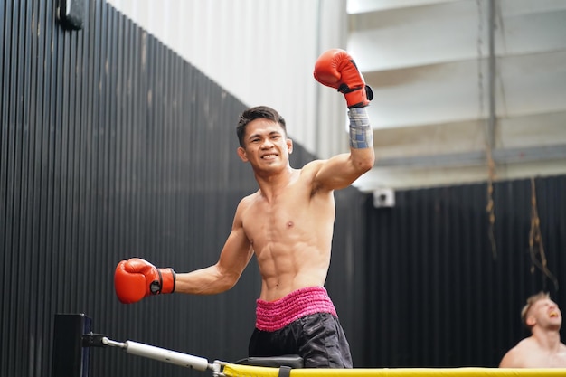 Muay Thai El arte marcial de Tailandia Boxer practicando boxeo y gimnasia y luchando contra rival