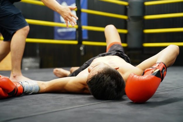 Muay Thai El arte marcial de Tailandia Boxer practicando boxeo y gimnasia y luchando contra rival