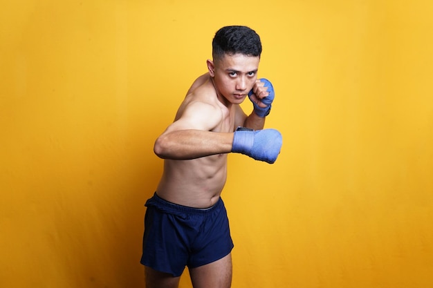 Foto muay thai athlet in hakenhaltung.