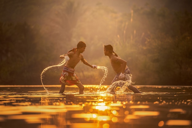 Muay Thai, boxeo tailandés en el río, Tailandia