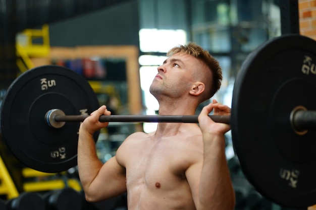 Muay Thai Die Kampfkunst des thailändischen Boxers, der Boxen und Fitnessstudio übt und gegen Rivalen kämpft