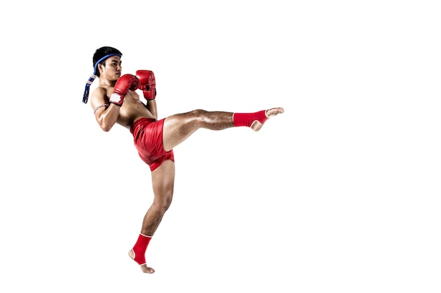 Muay thai, hombre asiático ejercicio de boxeo tailandés aislado sobre fondo blanco.