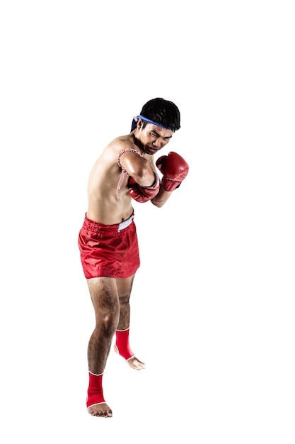 Foto muay thai, hombre asiático ejercicio de boxeo tailandés aislado sobre fondo blanco.