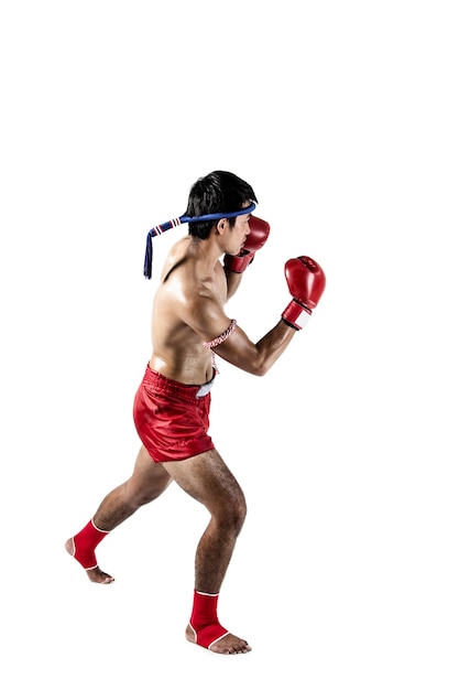 Muay thai, homem asiático fazendo boxe tailandês isolado no fundo branco