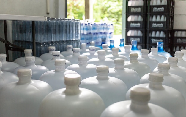 Mucha agua galón blanco Galón con tapas blancas Planta embotelladora Línea de embotellado de agua para procesamiento