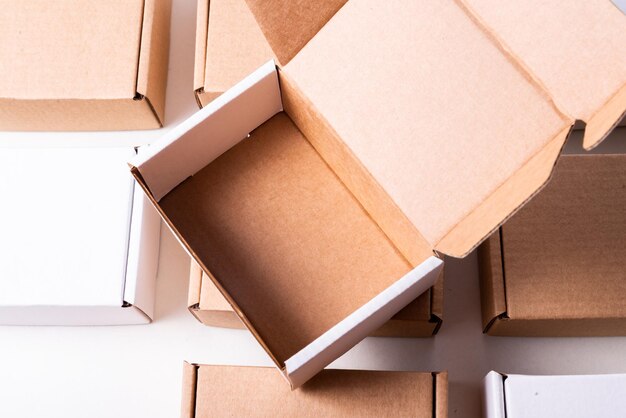 Foto mucha caja de cartón de maqueta marrón y blanca abierta vacía en el interior