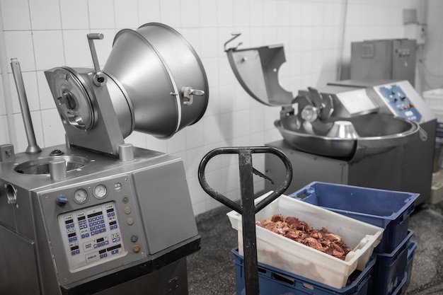 Mucha carne cruda colgada y dispuesta en fila en una fábrica de producción de carne de procesamiento Vista horizontal