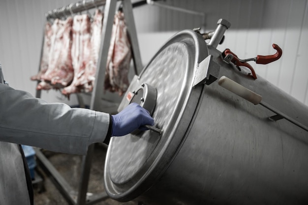 Mucha carne cruda colgada y dispuesta en fila en una fábrica de producción de carne de procesamiento Vista horizontal