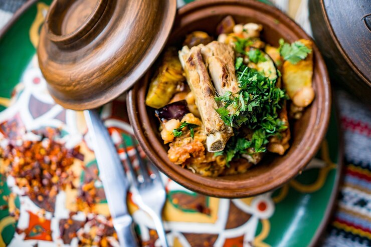 Foto mucha comida de carne en la mesa vista superior de la cocina georgiana