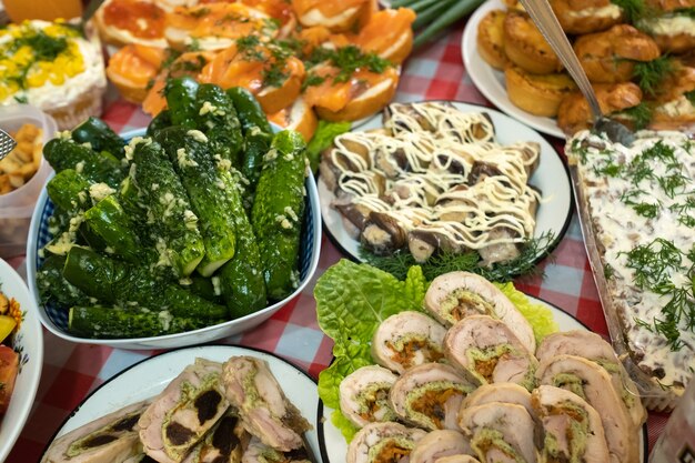 Mucha comida diferente en la mesa del banquete.