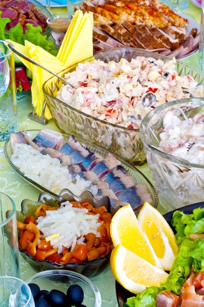 Mucha comida en la mesa en la celebración