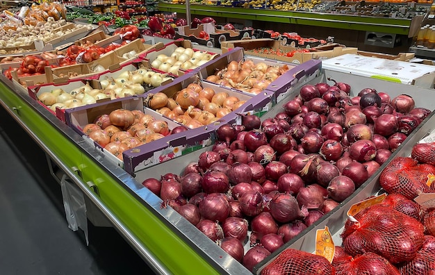 Mucha comida en el mostrador del supermercado Verduras frutas Vista desde arriba enfoque selectivo