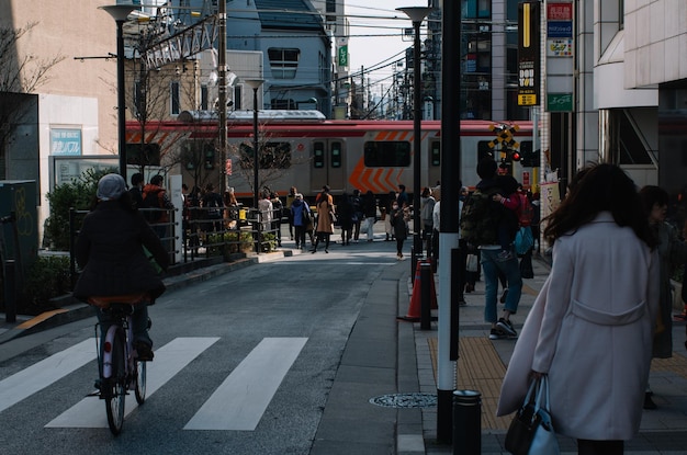 Foto mucha gente en la calle en medio de los edificios