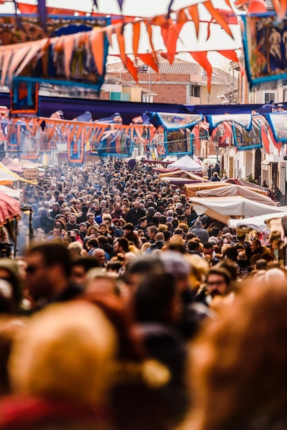 Foto mucha gente en el mercado.