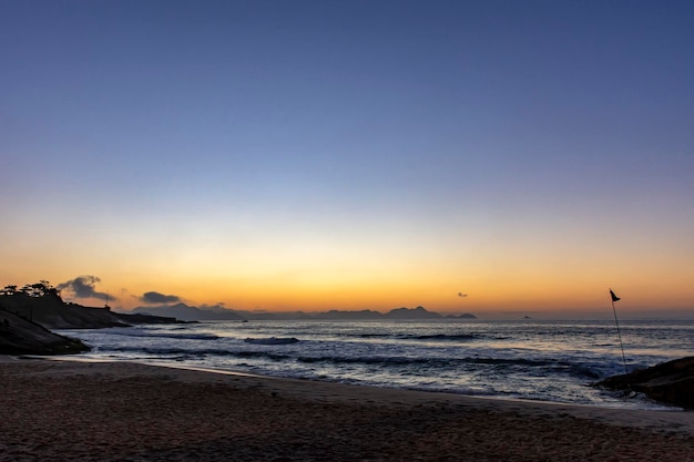 Foto mucha noche en la playa de los diablos en ipanema en río de janeiro durante el verano