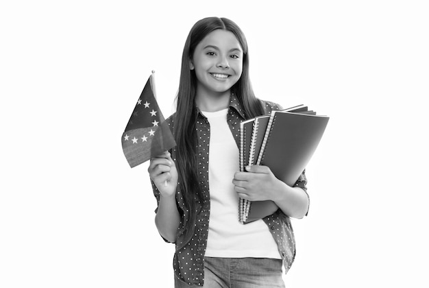 La muchacha adolescente feliz sostiene la bandera de la unión europea y la visa turística de los países de Schengen del libro de trabajo