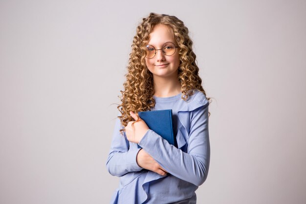 muchacha adolescente con gafas