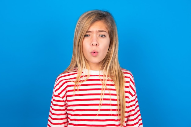 Foto muchacha adolescente que expresa disgusto falta de voluntad desprecio por tener una mirada tensa con el ceño fruncido.