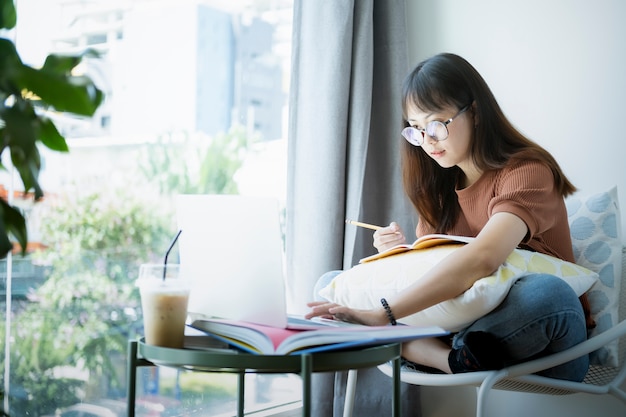 Muchacha adolescente que usa la computadora portátil para el autoaprendizaje en línea. Concepto de aprendizaje en línea, e-learning, autoestudio y educación en línea.