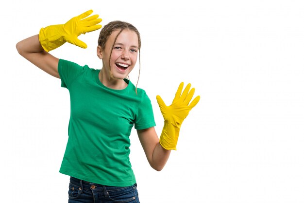 Foto muchacha alegre sonriente joven en guantes protectores de goma amarillos