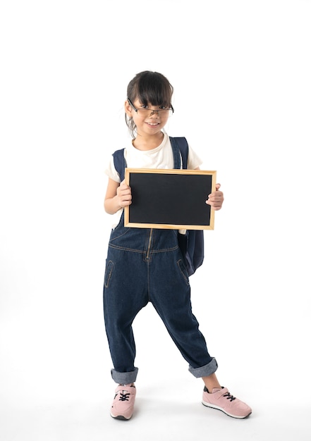 Muchacha asiática joven que sostiene la pizarra con el espacio de la copia aislado en el fondo blanco