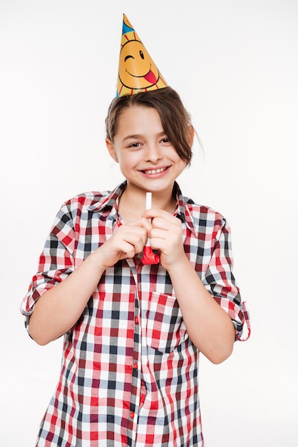 Muchacha atractiva joven del cumpleaños que presenta