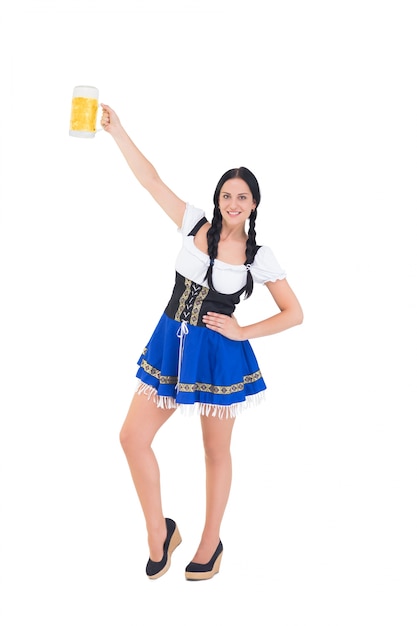 Muchacha bonita de la oktoberfest que sostiene la jarra de cerveza