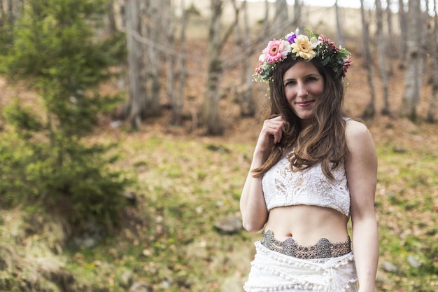 Foto muchacha con la corona de flores