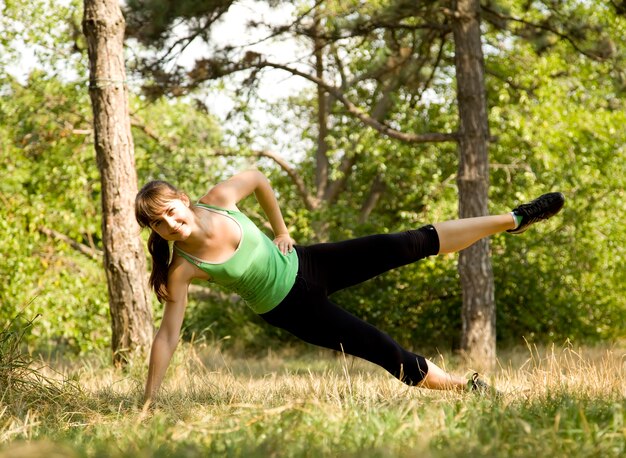 Muchacha del deporte en el parque.