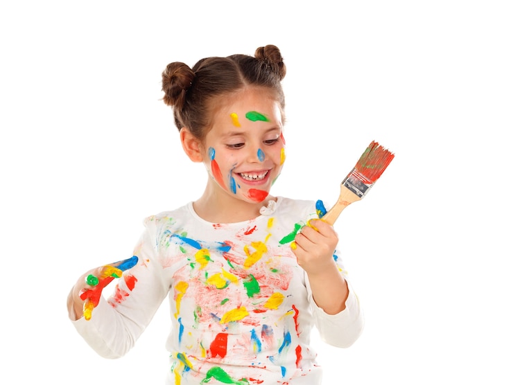 Foto muchacha divertida con las manos y la cara llena de pintura