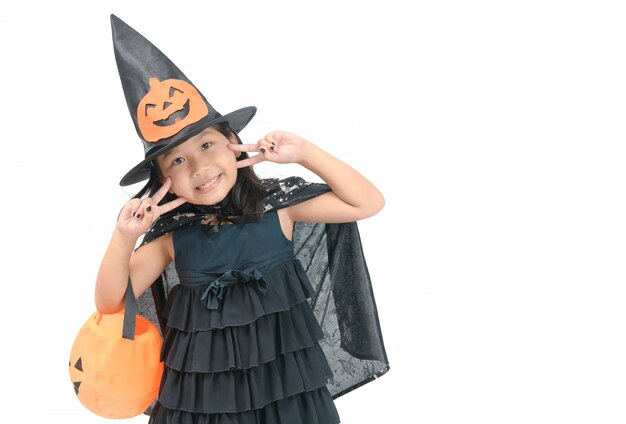 Foto muchacha divertida del niño en el traje de bruja para halloween