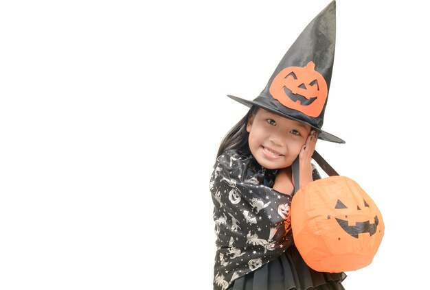 Muchacha divertida del niño en el traje de bruja para Halloween