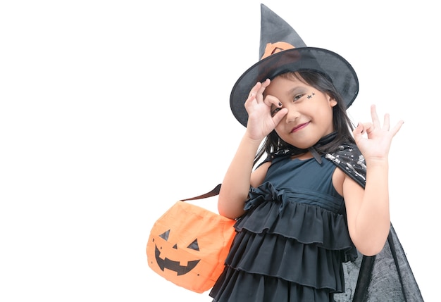 Muchacha divertida del niño en el traje de la bruja para Halloween