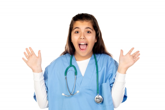 Muchacha divertida con uniforme médico azul