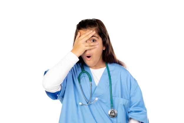 Muchacha divertida con uniforme médico azul