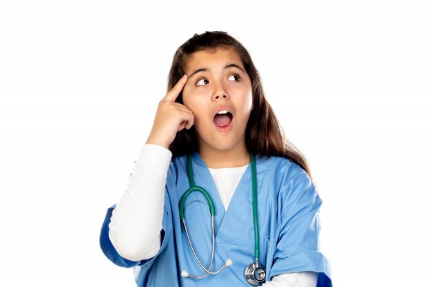 Muchacha divertida con uniforme médico azul