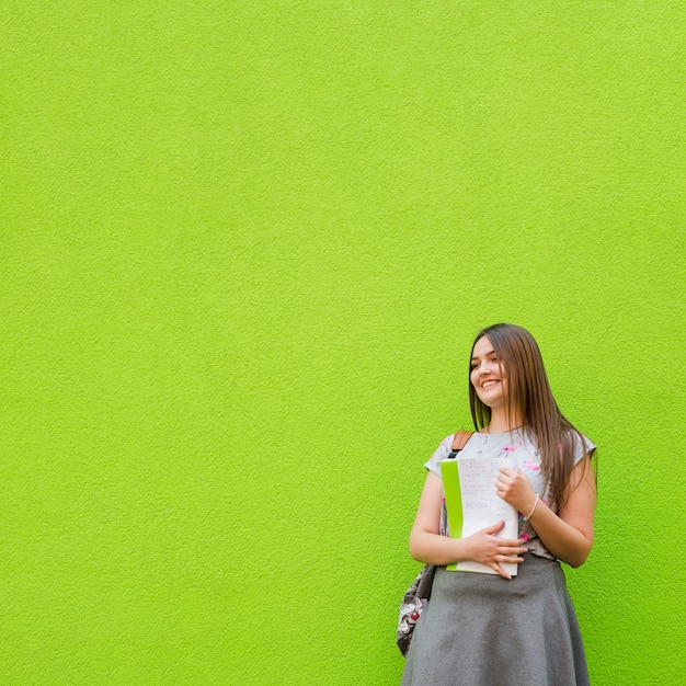 Foto muchacha encantadora con el libro de textos