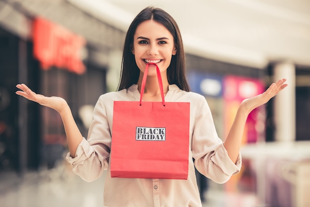 La muchacha está sosteniendo el bolso de compras con frase