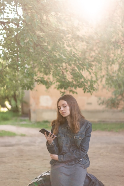 Muchacha femenina joven con smartphone