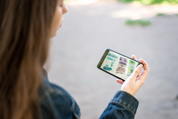 Muchacha femenina joven con smartphone