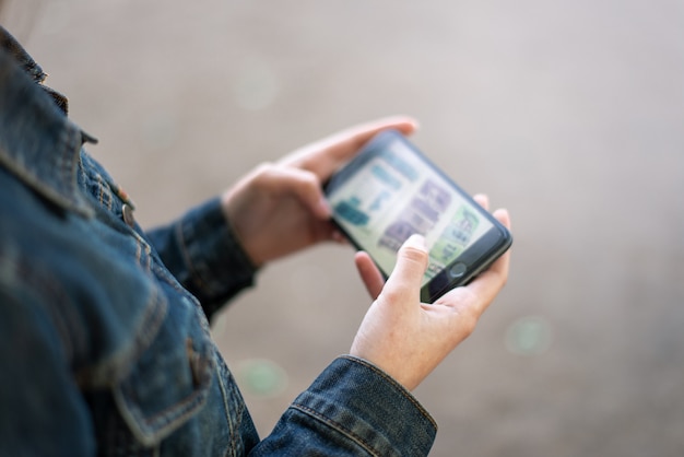 Muchacha femenina joven con smartphone