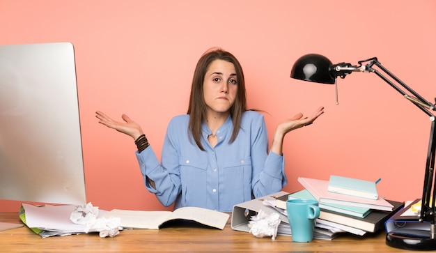 Muchacha joven del estudiante que hace gesto de las dudas