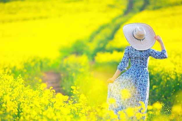 muchacha joven de la naturaleza de la primavera en un campo de flores, libertad y felicidad de una señora en un paisaje soleado